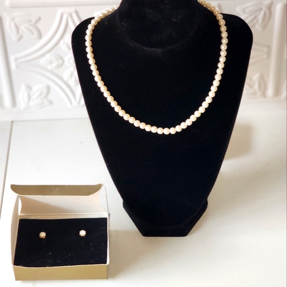 3 for $15 𝅺Vintage Avon- Pearlesque necklace and earrings gift set - Picture 2 of 4